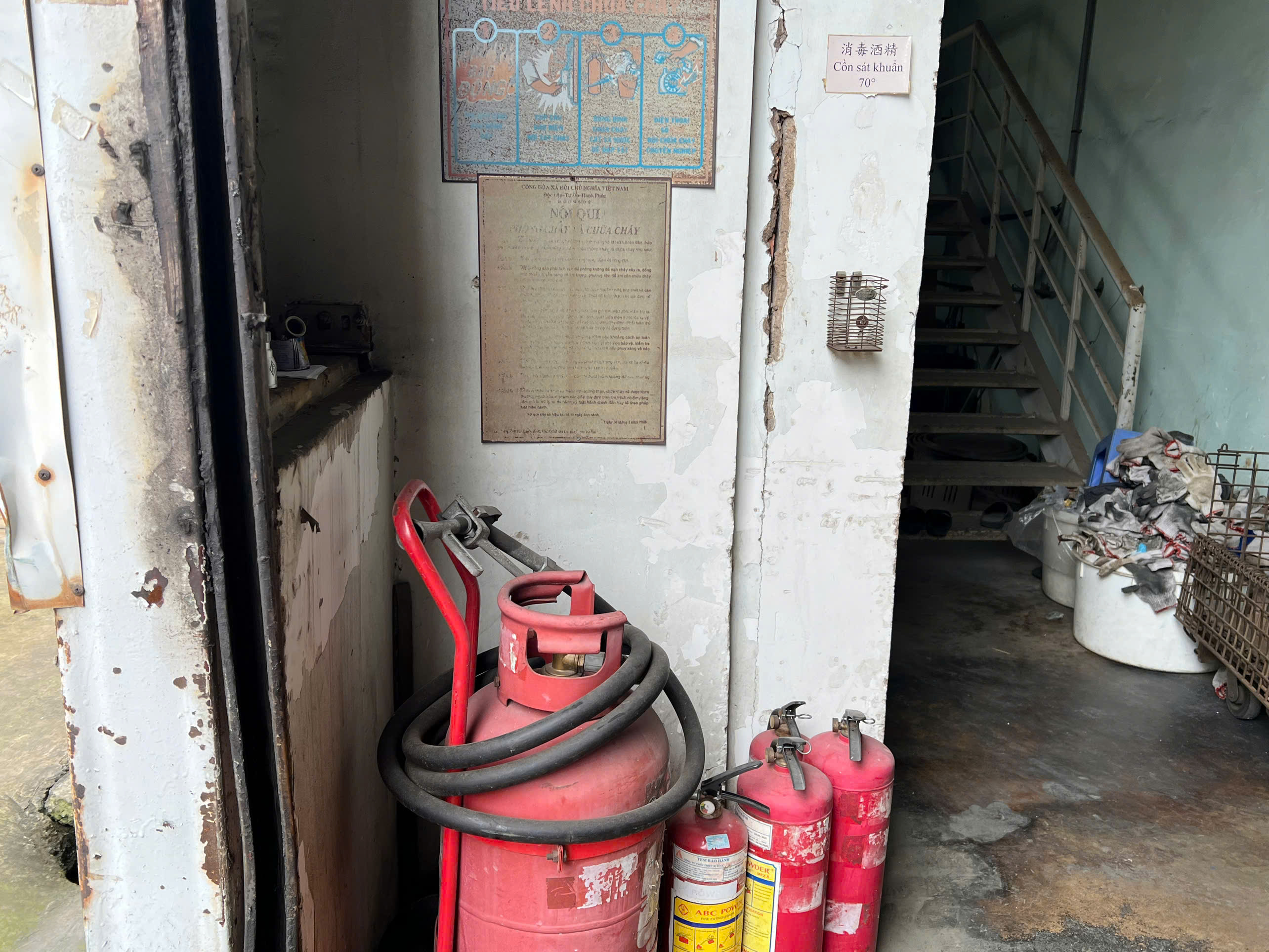 Fire Extinguisher 1.jpg